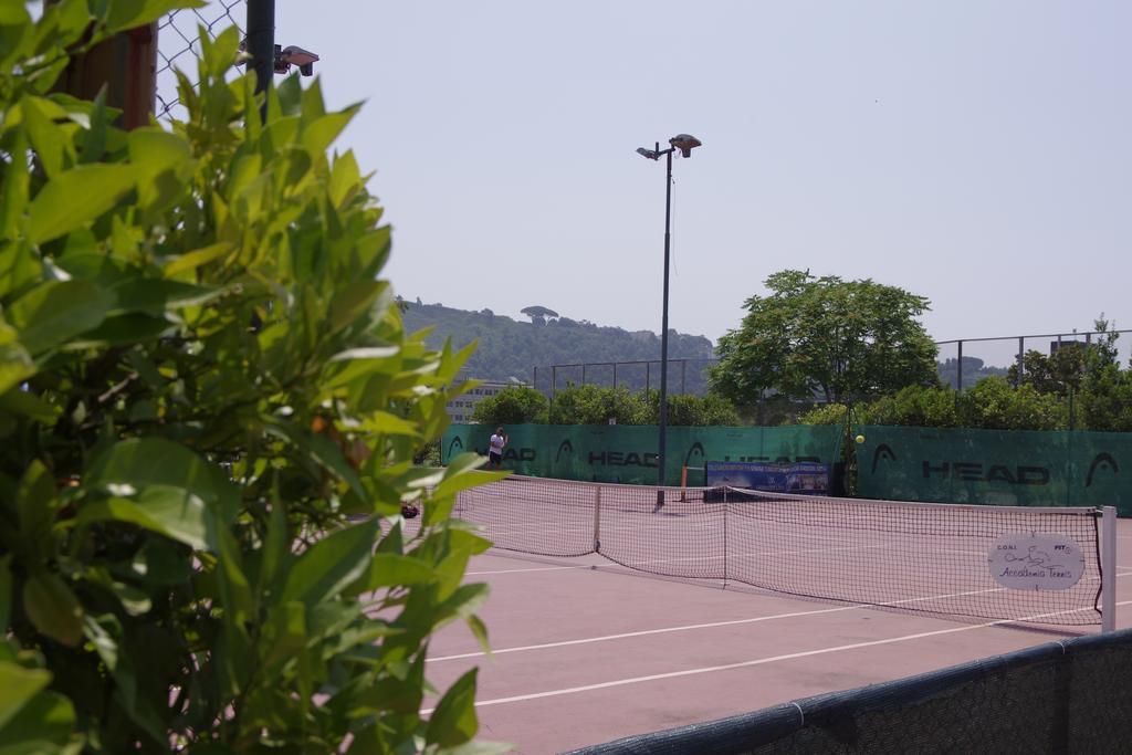 Tennis Hotel يوتْسْوولْ المظهر الخارجي الصورة